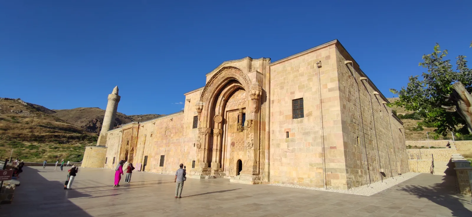 Divrigi Uu Camii Ve Turbe