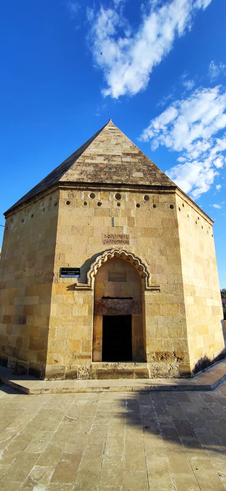 Hacib Kamerettin Turbesi